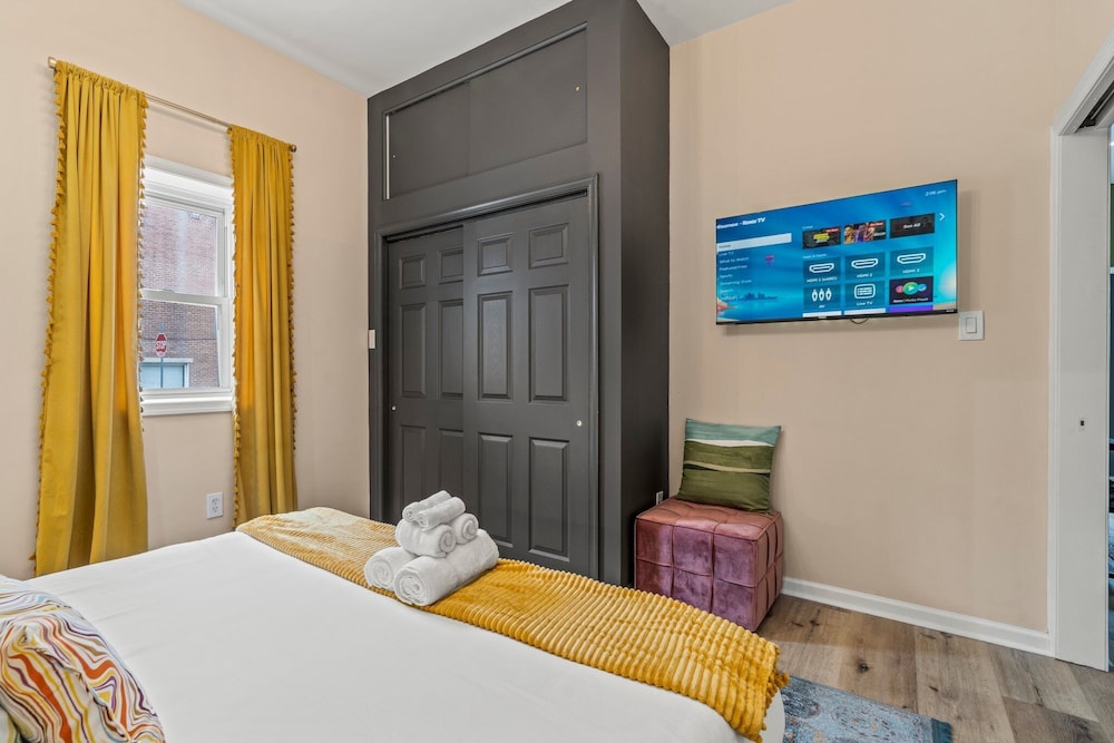 Old City 2 BR Near Historic Sites