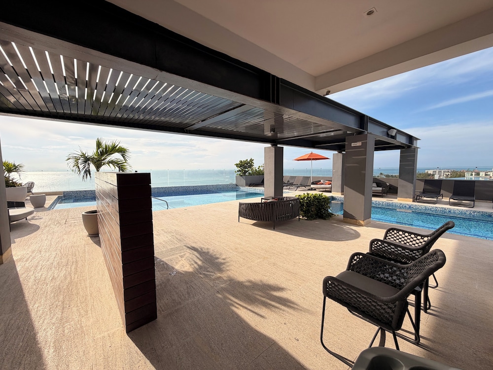 LUX 1 BDR OCEAN VIEW 1 BLOCK TO BEACH