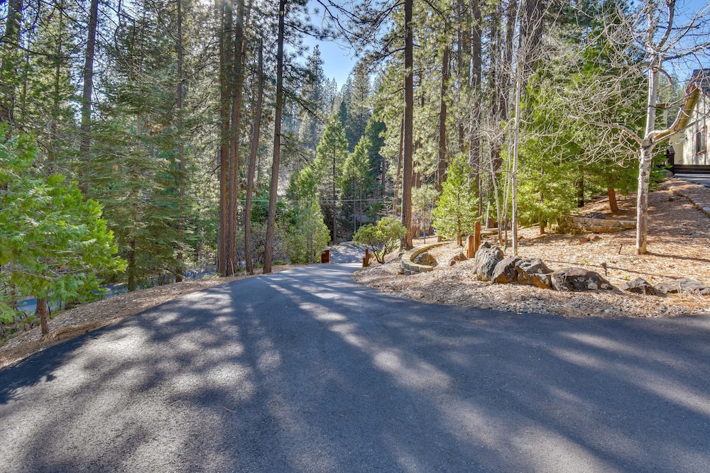 Hot Tub + Pool Table: Cabin Near Calaveras Park!