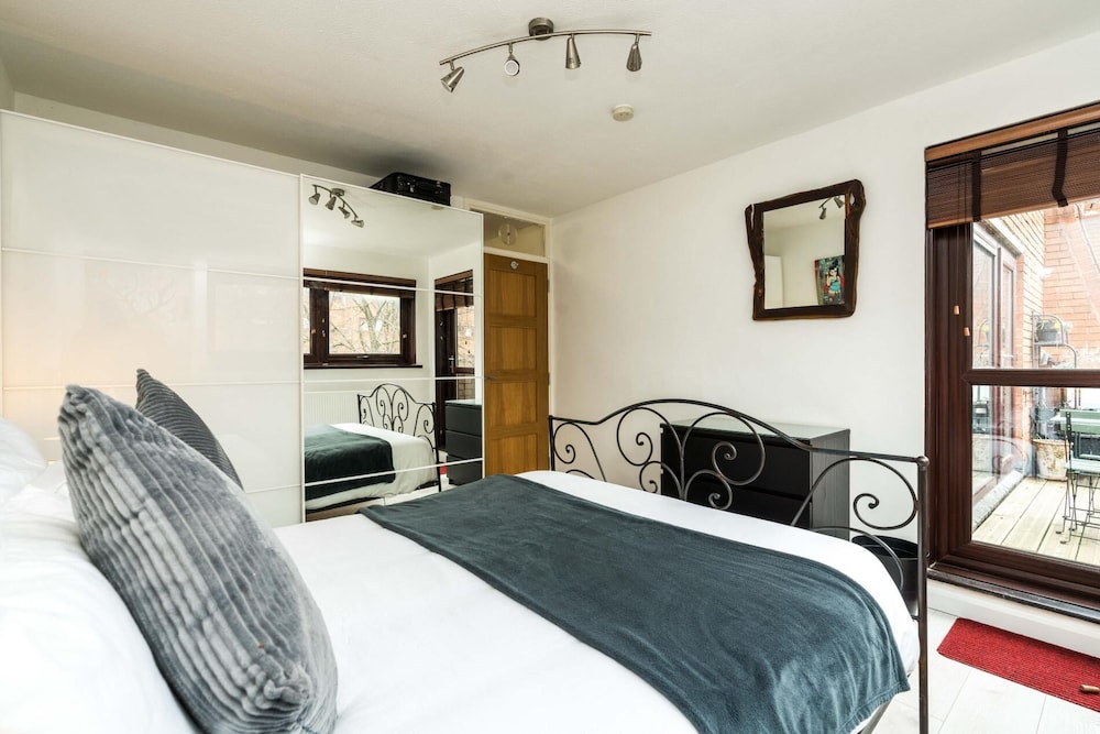 Luxury Islington Apartment with Balcony