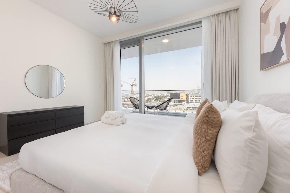Elegant Relaxing 3-bedroom Apartment in Perfect Location at Canal Front 6