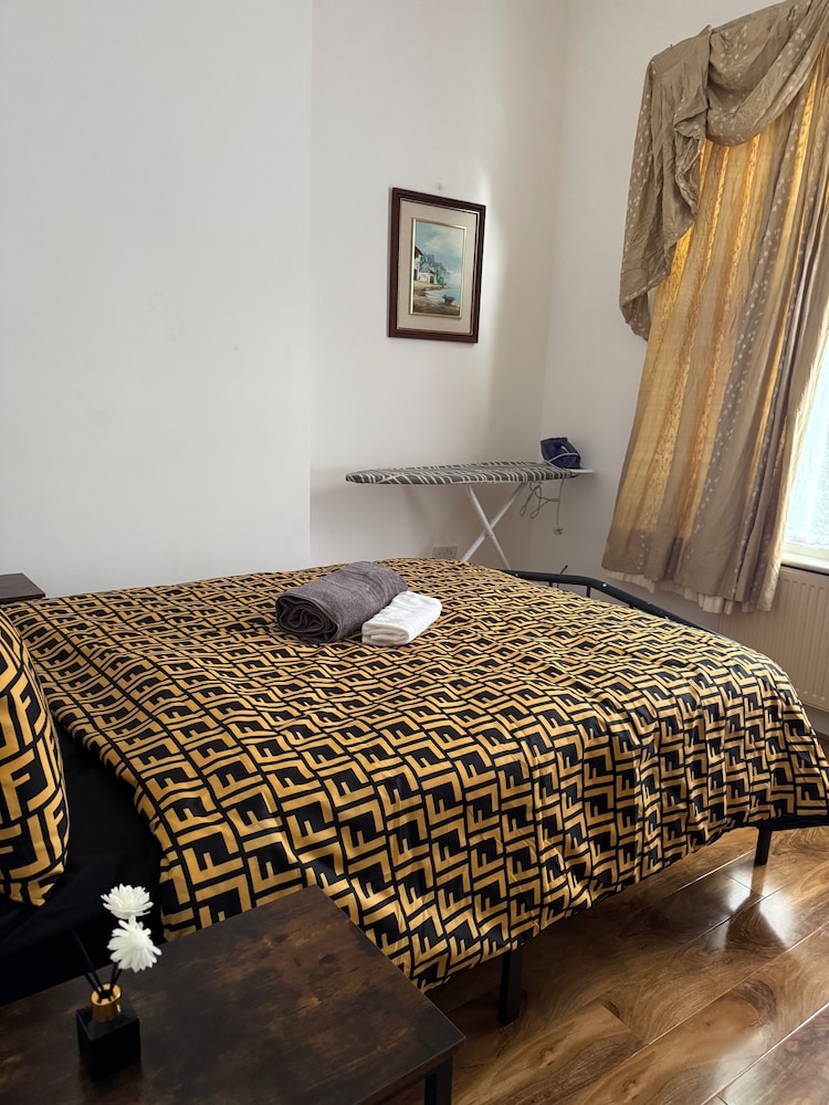 2 Bed Flat - Sleeps 4 - Parking - Wifi