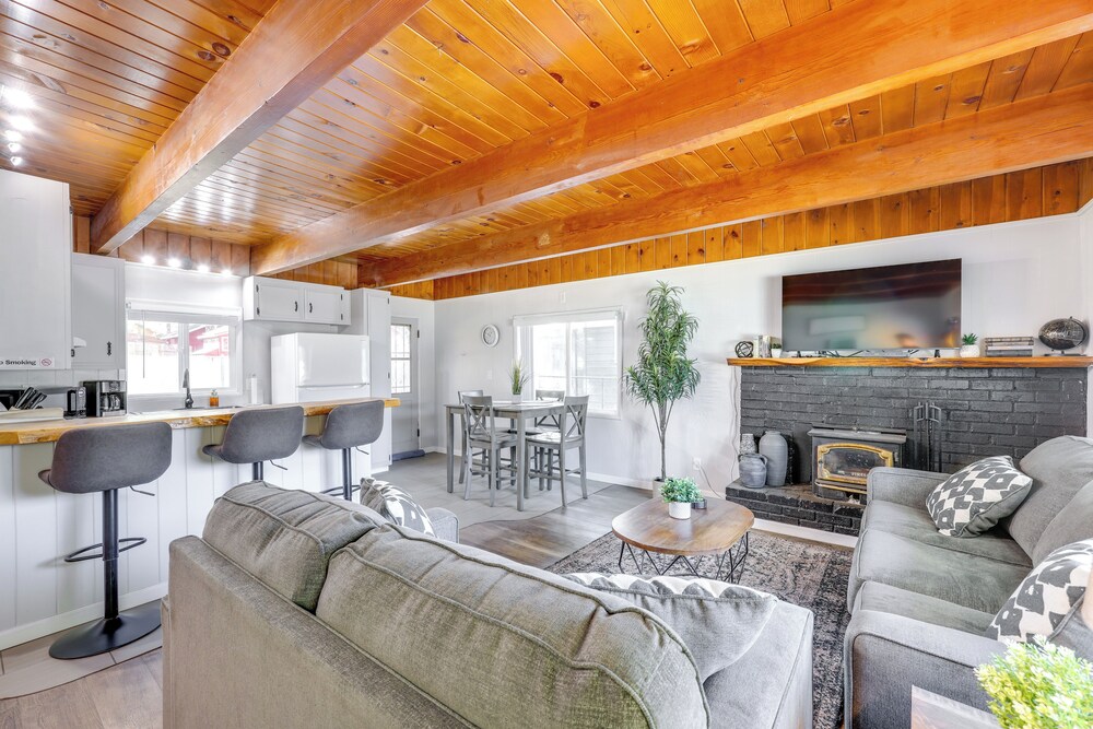 2 Mi to Trails: Modern Mountain Condo in Big Bear