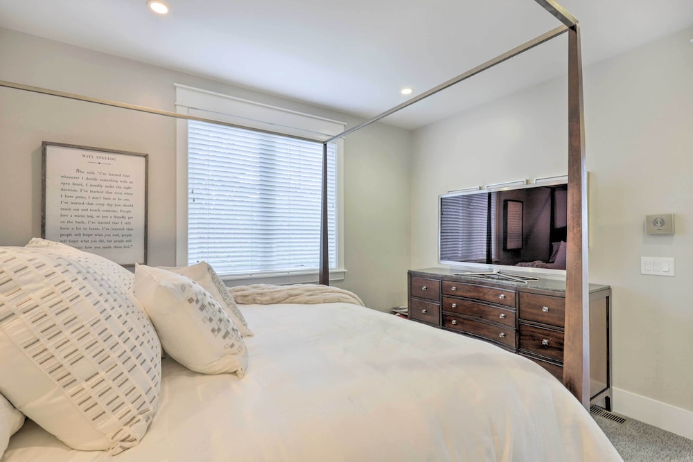 Luxe Sandy Home w/ Hot Tub: 9 Mi to Skiing!