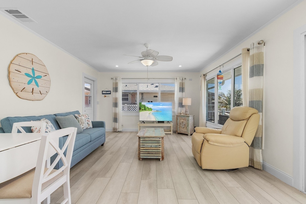 920 Bay Breeze Bungalow: Stunning Bay View Home W/ Heated Pool! 2 Bedroom Home