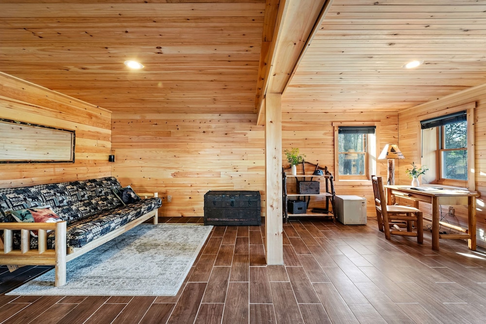 Deer Haven Cabin by Avantstay Waterfront Dock Firepit