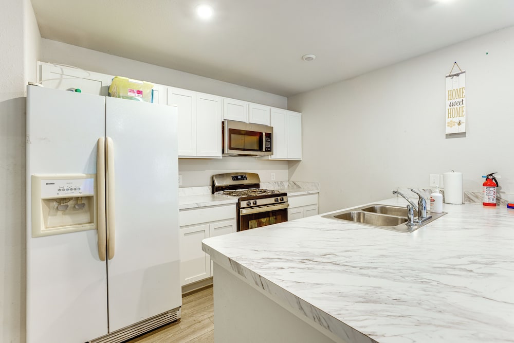 Near Hiking & Fishing: Airy Retreat in Cleveland!