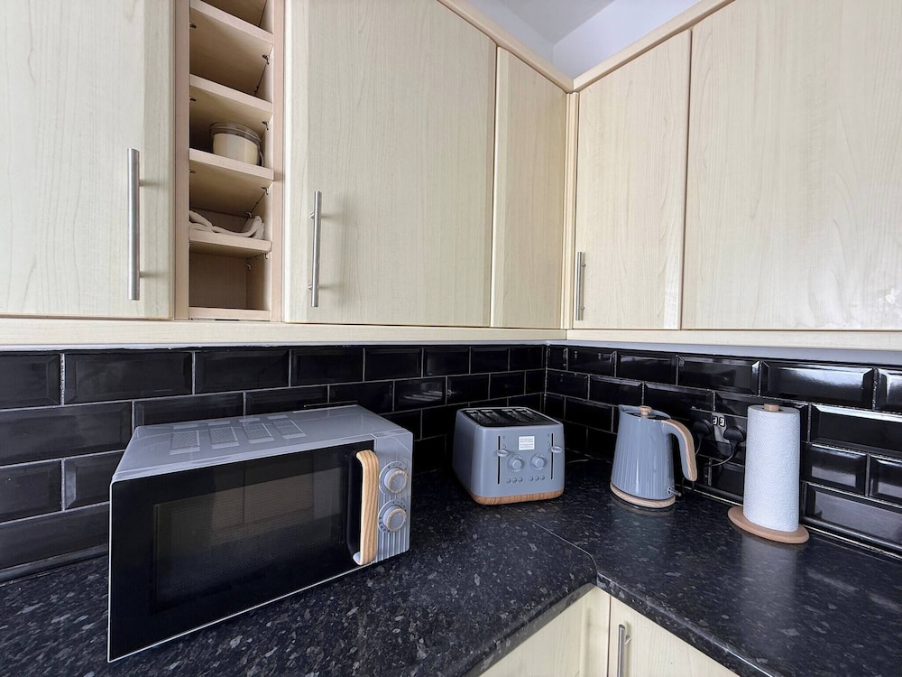 Urban Calm Spacious 3-bed Home With Free Parking