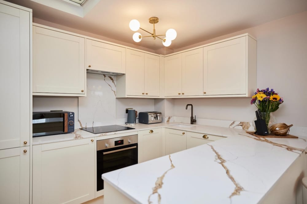 The Hyde Park Hideout - Beckoning 2bdr Flat