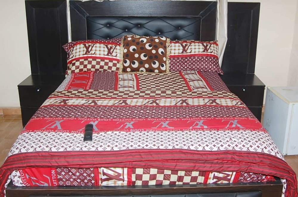 6 Bedroom Serviced Apartments In House in Benin