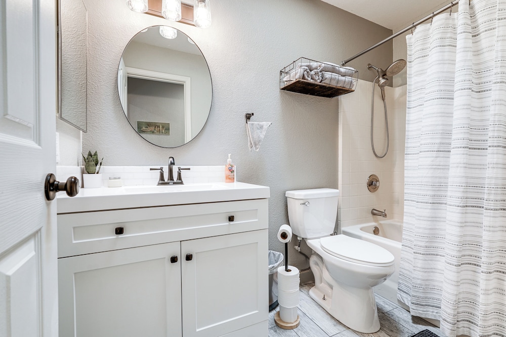 3 Mi to London Bridge: Home w/ Patio & Grill!