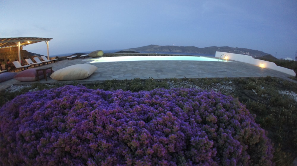 Yakinthos Residence