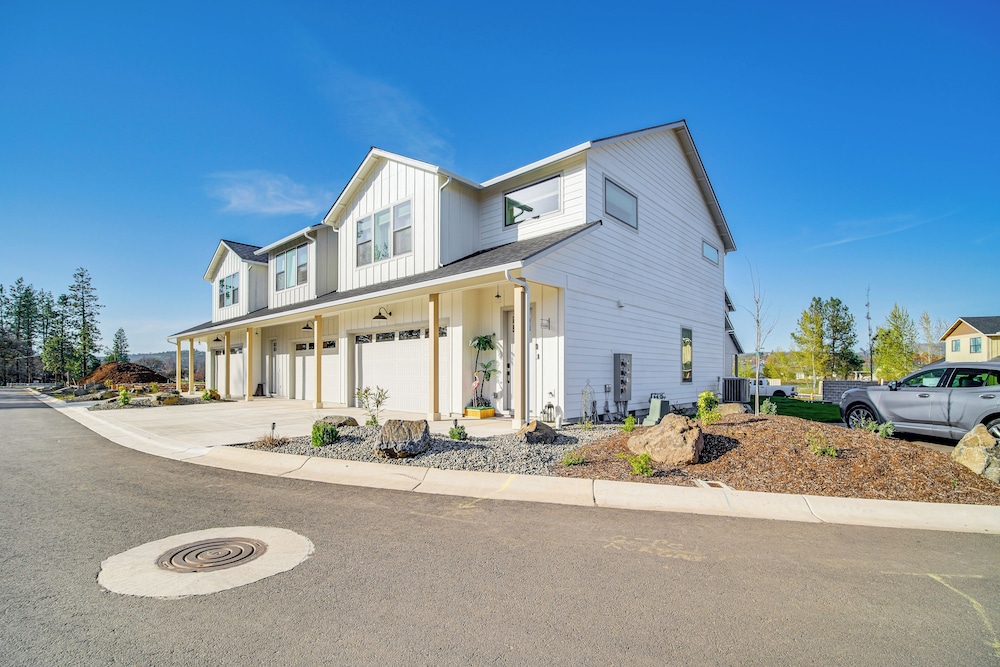 Eagle Point Golf Retreat: Pool Access + Patio!