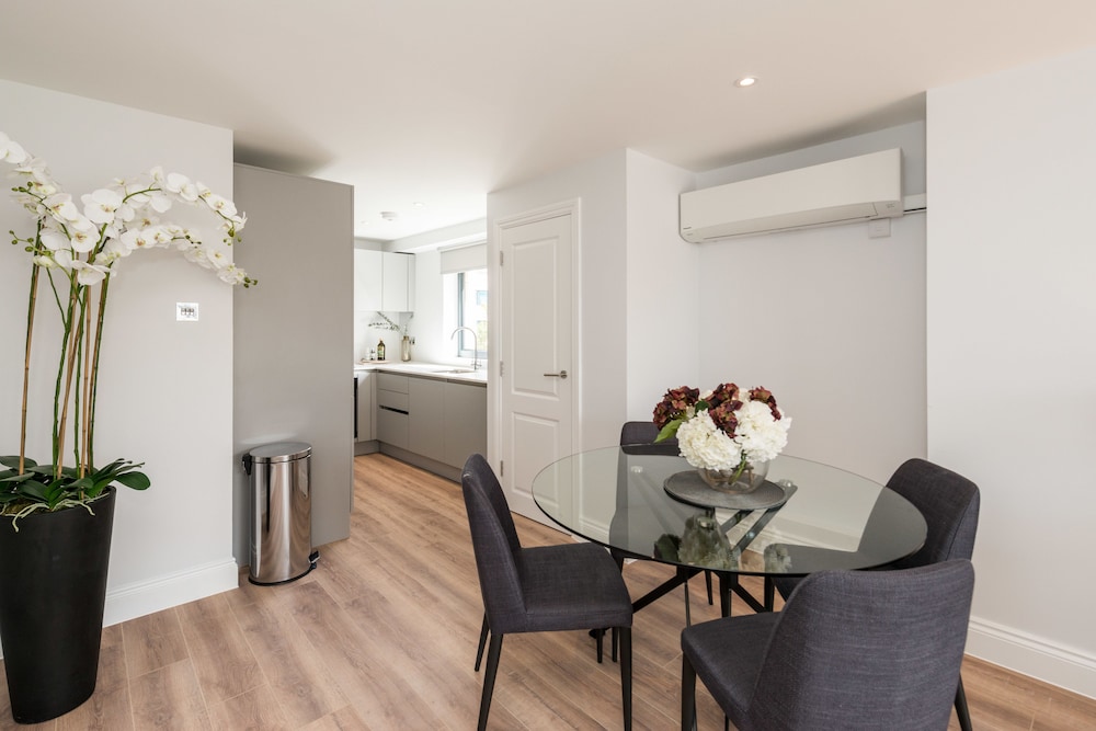 The Carlyle - Elegant Serviced Apartments