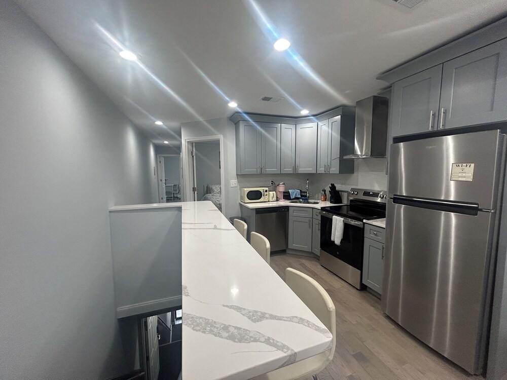Cozy 2-3 Bedroom Apt in Center City