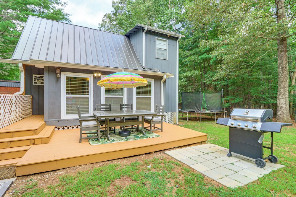 Pet-friendly Mtn Retreat w/ Yard in Blairsville!