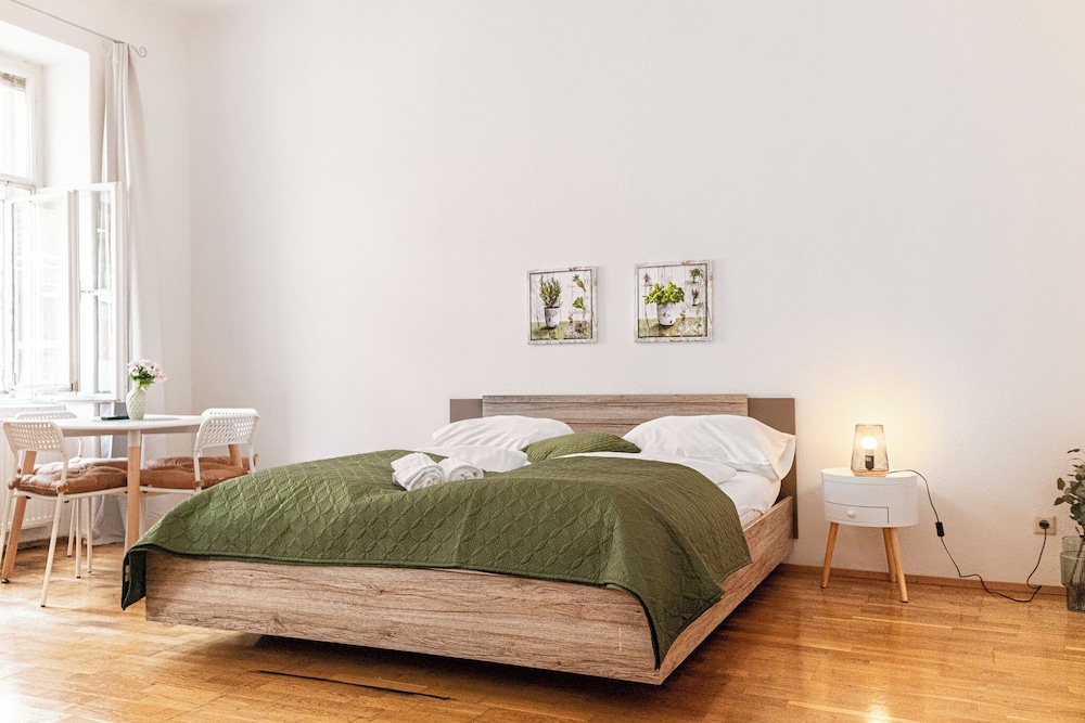 Beautiful 2BR Apartment Near Rennweg