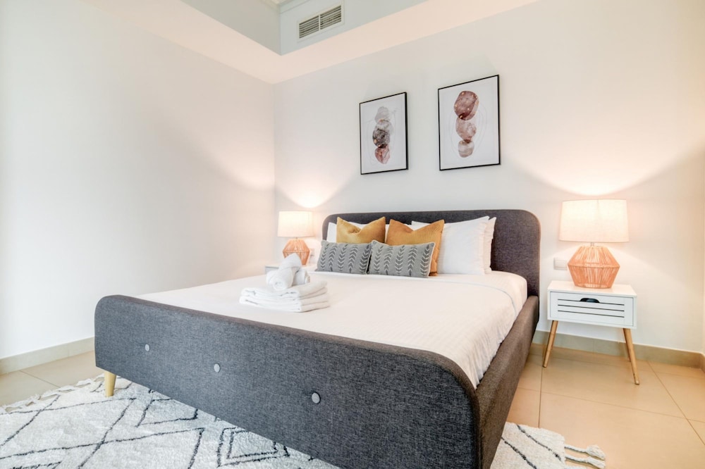 Trendy 2BR Downtown Apt Steps From Burj Khalifa