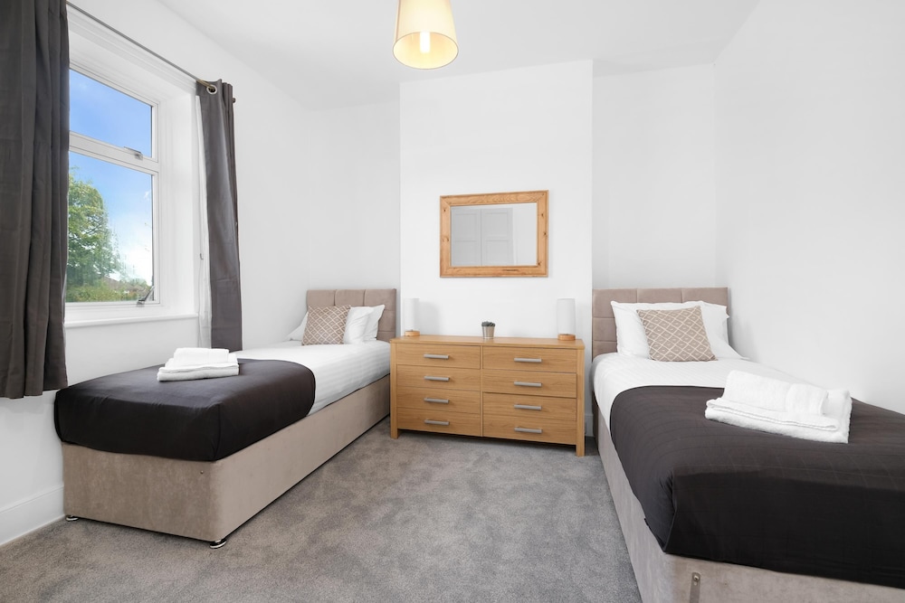 Heathrow Living Stanwell Serviced House