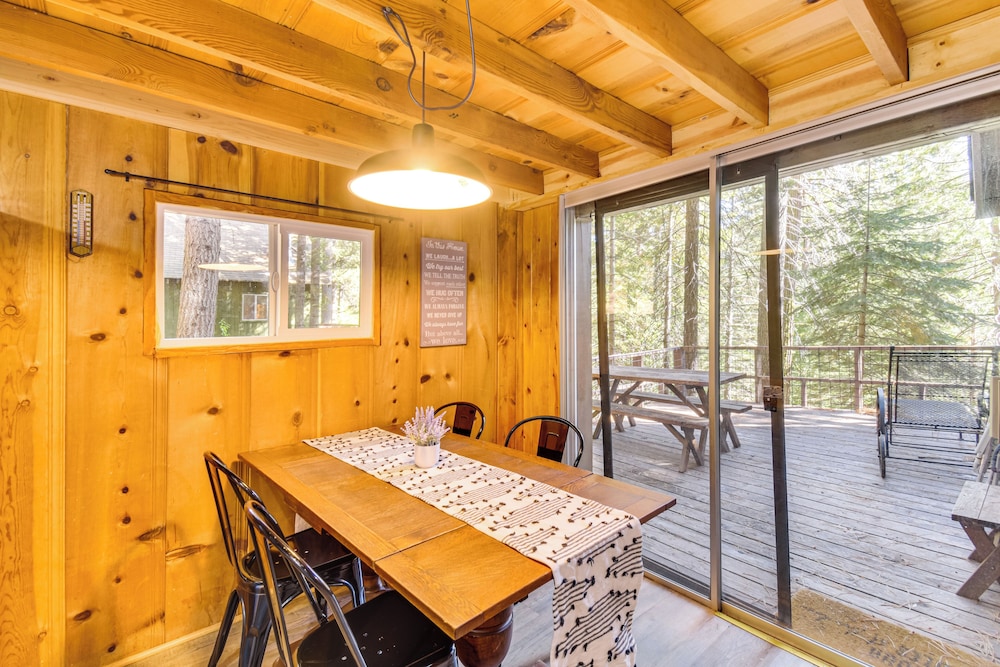 15 Mi to Ski Resort: Cozy Cabin Near Long Barn! view 2