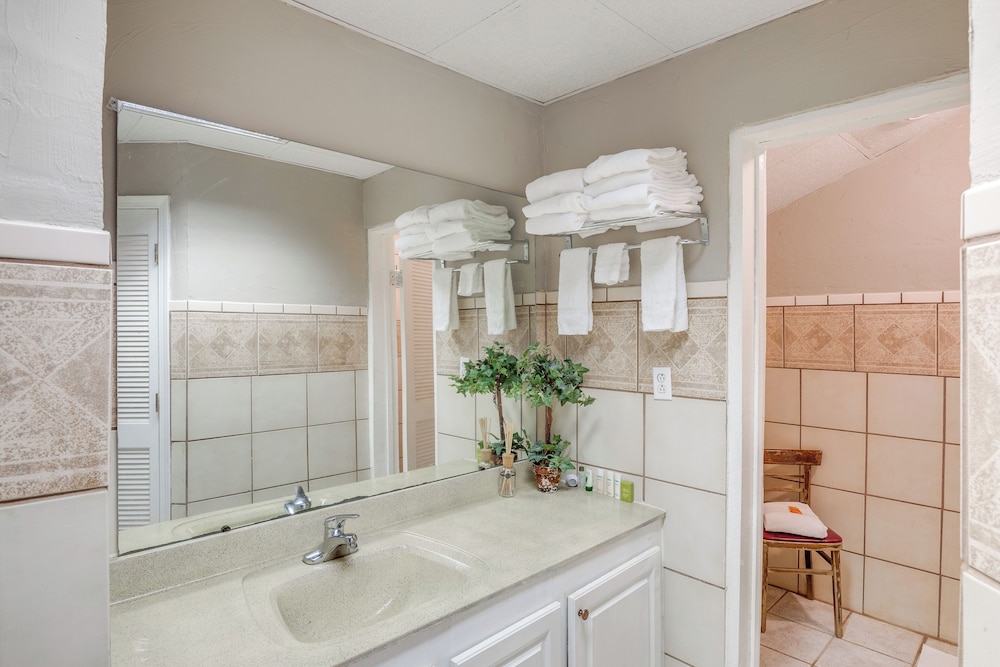 1 Mi to Lake Guntersville: Scenic Condo Retreat!