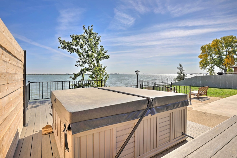 Chic & Cozy Cabin With Private Hot Tub & Beach! view 5