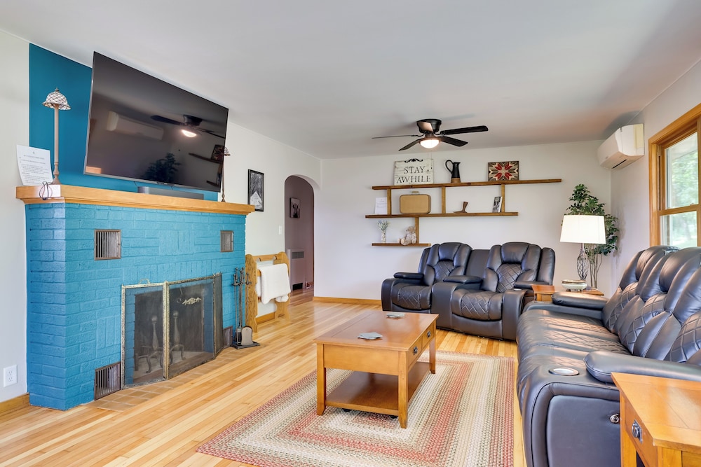 3 Mi to Lake Onalaska: Quaint Home w/ Prairie View