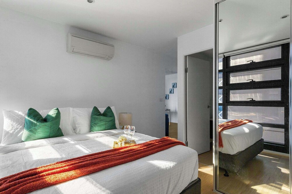 2BR Apt Next to Melbourne Central With City Views