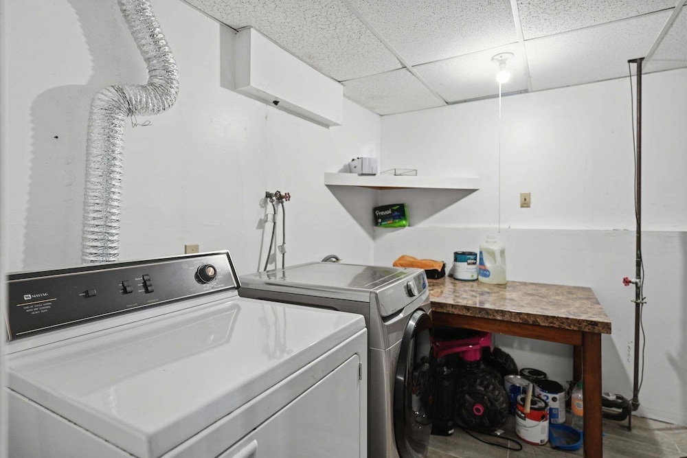 Bright 4br Near Msu & Downtown 4 Bedroom Home
