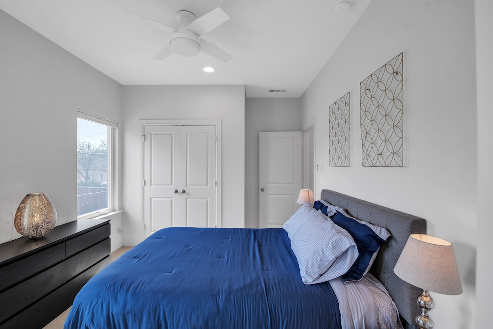 Modern 3br In Bishop Arts Walk To Shops & Dining 3 Bedroom Duplex