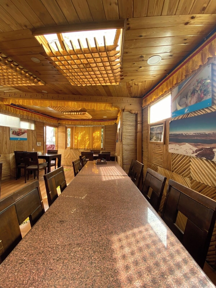 Nezer Hostel & Roof Top Cafe