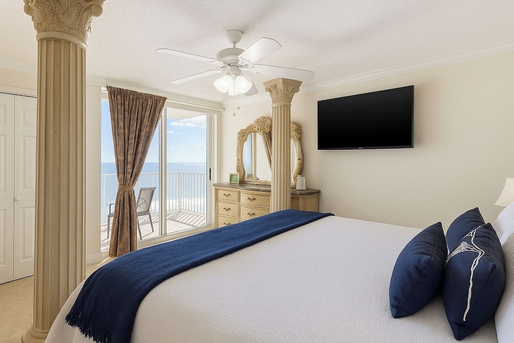 3BR Gulf-front Luxury w/ Pool Bar & Spa Baths
