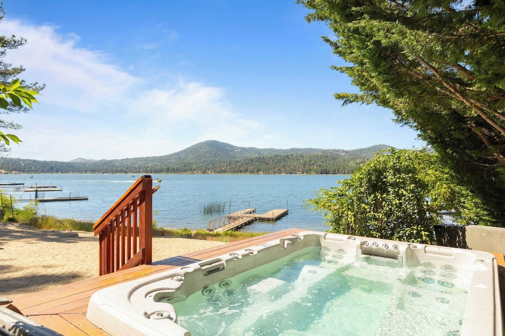 2 Lakefront Homes by Avantstay Sleeps 23, Private Dock+beach, Hot Tub, Fire Pit, Deck Views