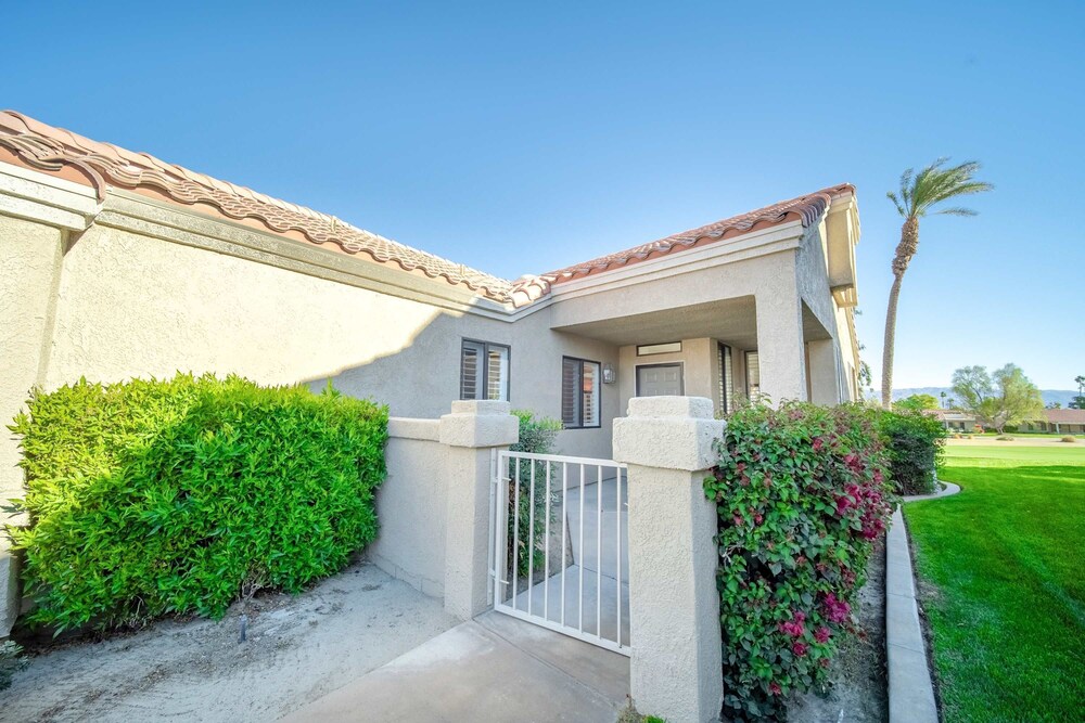 Charming Condo With Golf Course View