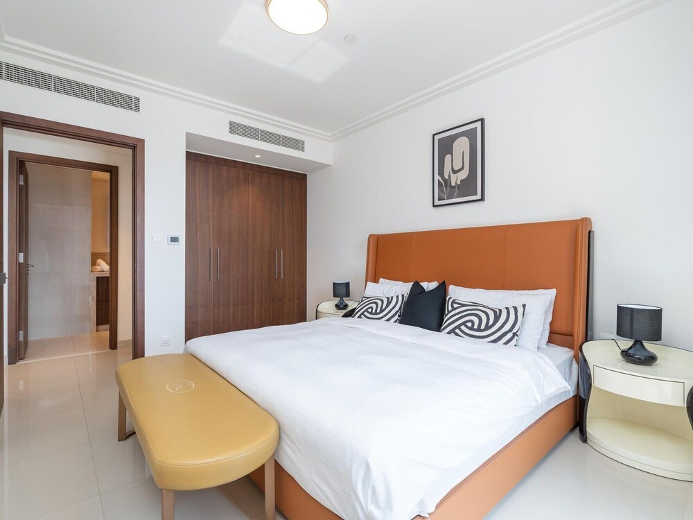 Luxurious & Stylish Apartments Across Dubai Mall - Burj Khalifa - City Views