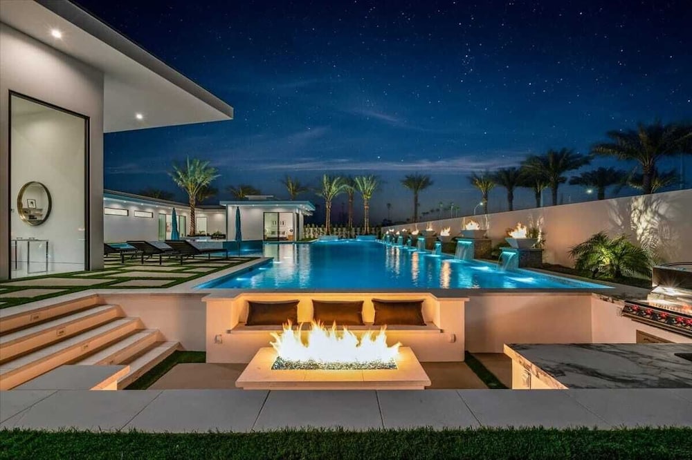 Sleeps 23 Luxury Villa w/ Pool, Hot Tub & Pickleball Court Bravo Villa 10