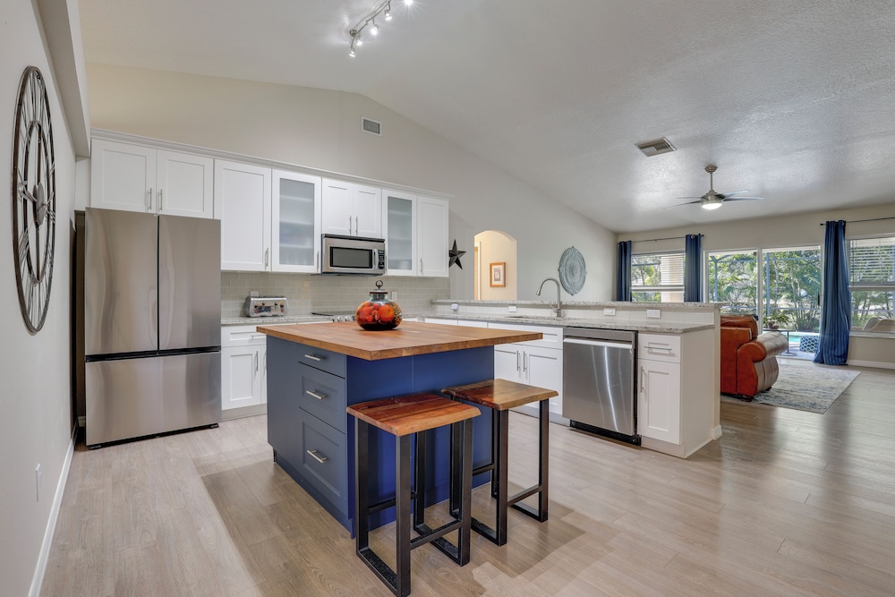 Close to Family Park: Home w/ Screened Lanai!