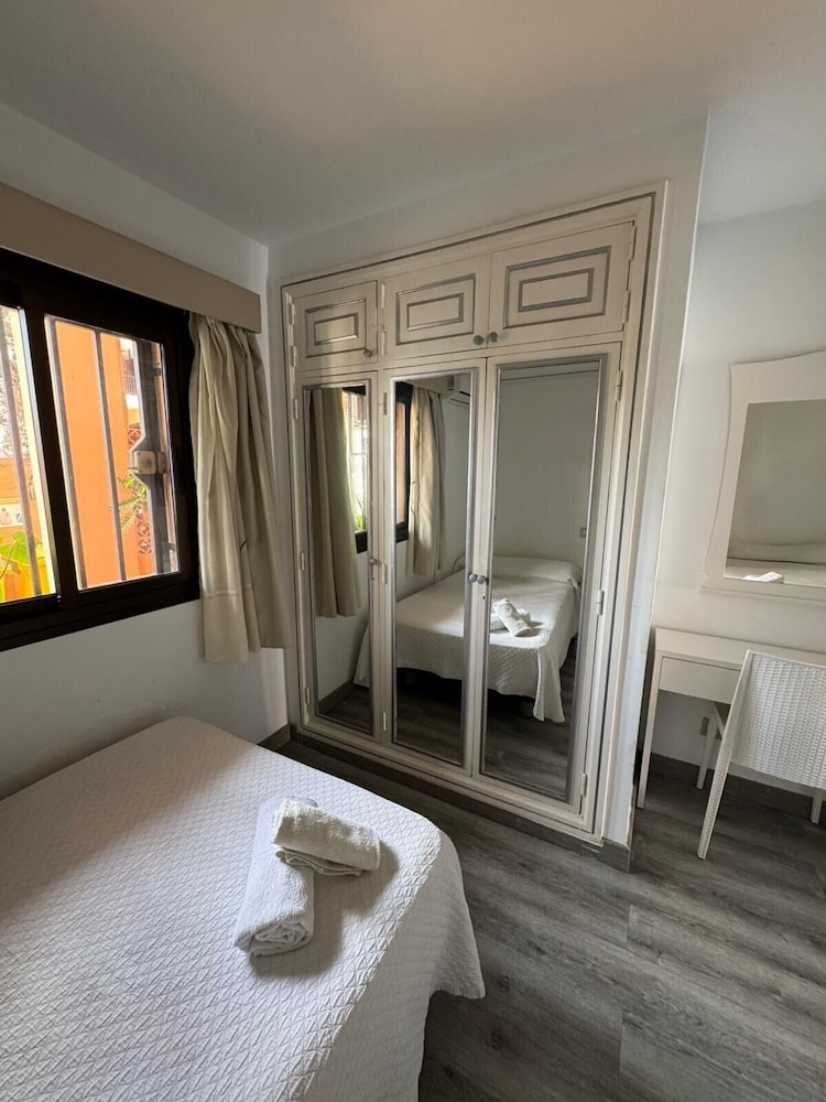 Las Americas 1-bed Apt, Sleeps 5, Pool, Parking