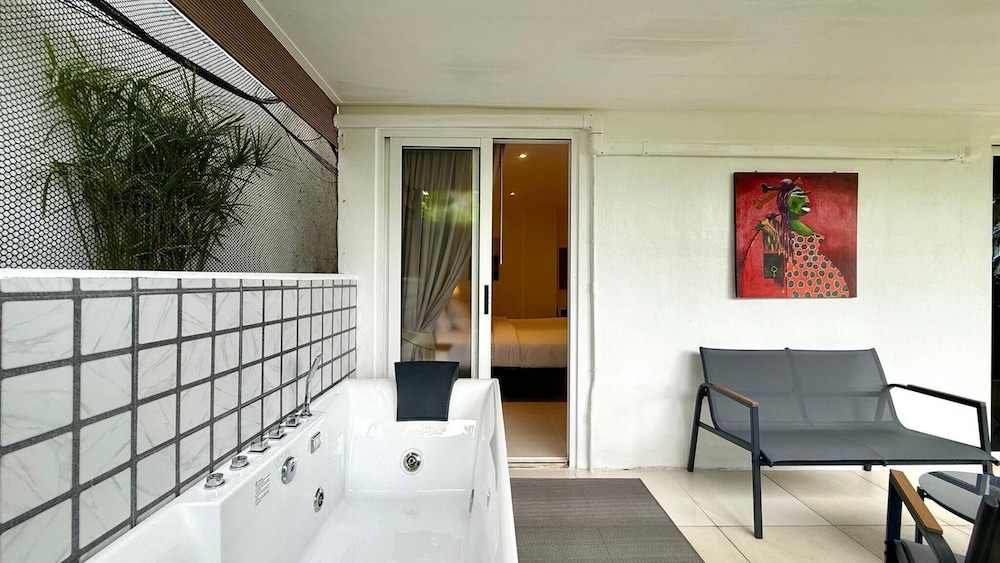 B11 Sunset Plaza Partial Seaview 1 Bedroom 1 Bathroom With Large Jaguzzi