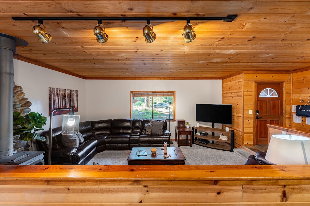 Whiskey Springs by Avantstay Classic Cabin Near Tahoe Donner Ski Area