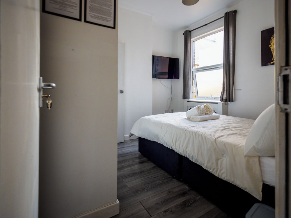 Ensuite1 Woodhouse private bath 2kitchen