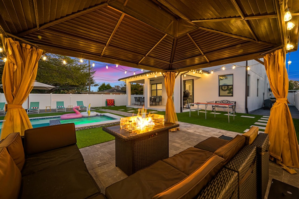 Luxury Modern Villa w/ Pool, Jacuzzi & Amenities! - Image 2