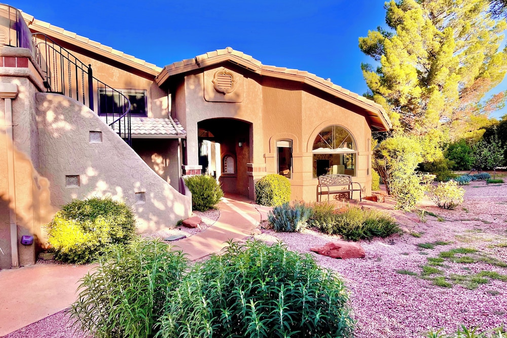 Panoramic Red Rock Views & Hot Tub: Sedona Retreat