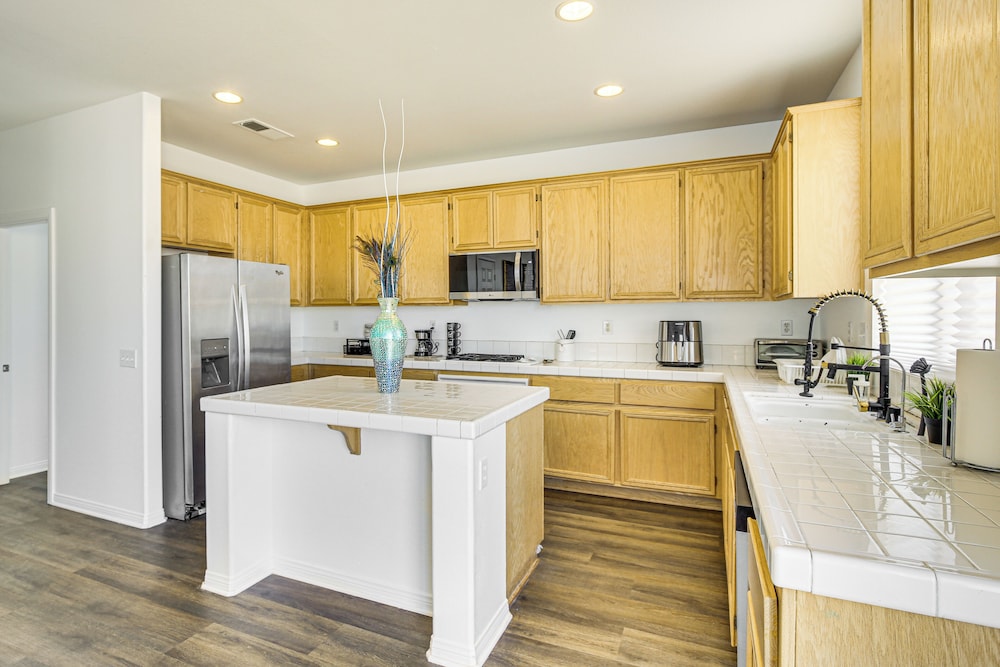 Pool Table & Charcoal Grill: Home in Victorville!