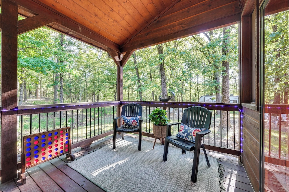 Walk to Restaurants: Hot Tub Haven in Broken Bow!