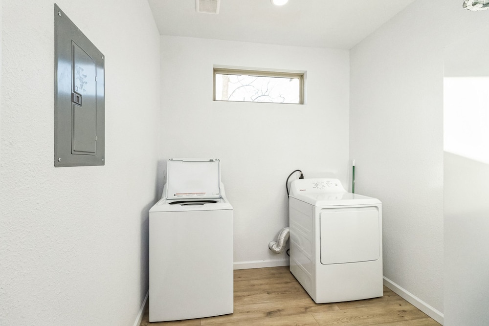 Stylish 4BR Home Mins to Downtown River Walk