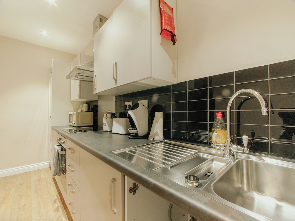 Chic & Cheerful 1bedroom in Historic Building