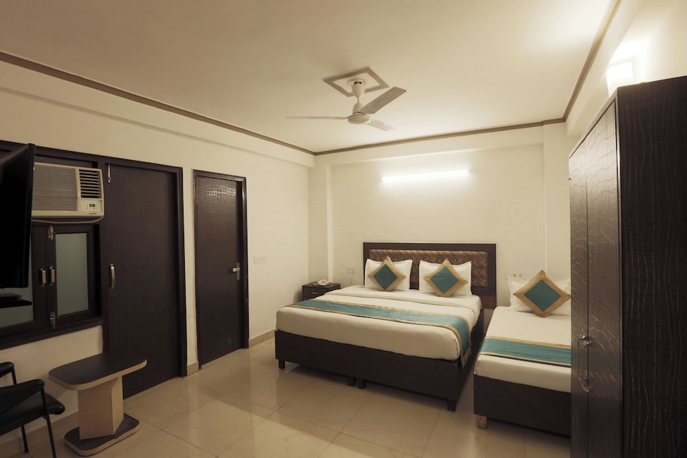 Hotel Dolphin Near IGI Airport