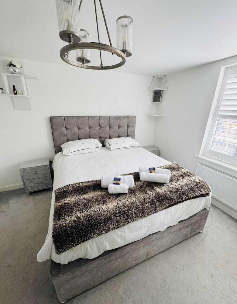 Luxurious Majestic 4 Bedroom- Free Parking