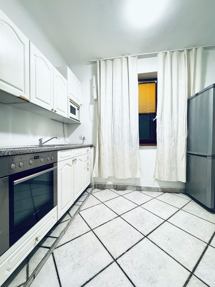 Stylish 3BR Apt Outdoor Space Sleeps 8